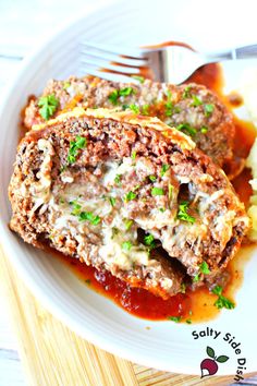 Tender juicy Italian Meatloaf stuffed with Mozzarella Cheese - Italian Breadcrumbs & Pasta Sauce- budget-friendly classic Meatloaf Recipe! Quick Meatloaf, Quick Meatloaf Recipes, Meatloaf Side Dishes, Meatloaf Easy, Recipes With Mozzarella Cheese, Hot Sandwich Recipes