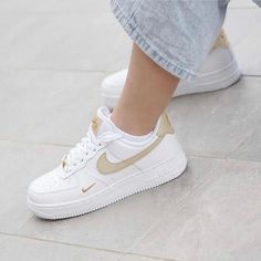 Wedding Snikers Shoes, White Snikers, Beige Nike Shoes, Leo Style, Nike Tenis, Nike Style, Tenis Nike, Fancy Shoes