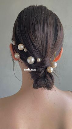 Mexican Bridal Hairstyles, Hairstyles Easy Bun, Pearls In Hair, Aesthetic Lofi Art, Lofi Art, Gaun Koktail, Easy Bun, Easy Bun Hairstyles, Hair Upstyles