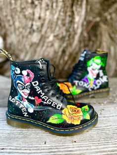 Available !  Unique and hand painted Dr Martens boots .  Joker & Hurley Quinn  Classic comics characters  Waterproof  All my shoes painted with professional leather paint and covered with coat .  Ready to ship ! Painted Boots Diy, Doc Martens Punk, Painted Doc Martens, Customised Shoes, Boots Diy, Combat Boots Style, Comics Characters, Upcycle Clothes Diy, Dr Martens Boots