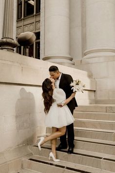 Married Pictures Couple, Courthouse Groom Attire, Civil Wedding Poses For Pictures, Elopement Short Dress, Downtown City Wedding Photos, Rainy Courthouse Wedding, Wedding Photos Short Dress, Wedding Photography Downtown, Small Wedding Courthouse