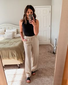 Khaki Flowy Pants Outfit, Wide Leg Canvas Pants Outfit, Light Beige Linen Pants Outfit, Beige Summer Pants Outfit, Linen Pants Dressy Outfit, Loose Flowy Pants Outfit, Linen Slacks Outfit, Summer Outfits 2023 Pants, Sand Linen Pants Outfit