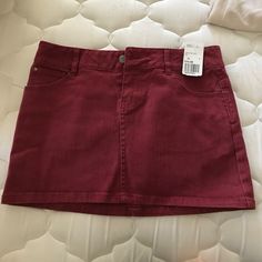 Maroon/Burgundy Mini Skirt! Maroon Mini Skirt, Casual Burgundy Mini Skirt, Casual Burgundy Mini Skirt For Spring, Maroon Game Day Outfit, Maroon Clothes, Maroon Outfit Ideas, Maroon Clothing, Dark Red Skirt, Fsu Gameday