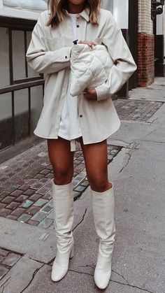 Flowy Fall Outfits, White Boots Outfits, Euro Outfits, Boots Ootd, Mode Dope, Nashville Outfit, Look Legging