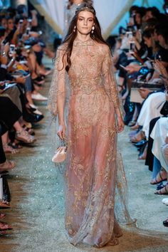 Elie Saab Fall 2017 Couture collection, runway looks, beauty, models, and reviews. Elie Saab Winter, Ethereal Outfit, Elie Saab Haute Couture, 2018 Runway, Elie Saab Fall, Elie Saab Couture, Collection Couture, Paris Mode, Couture Runway