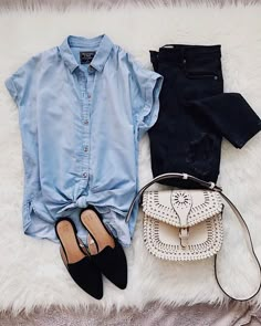 Denim Flatlay, Denim Shirt Outfits, Casual Chique Stijl, Denim Shirt Outfit, Style Casual Chic, Denim On Denim, Black Ripped Jeans, Mode Casual, Looks Black