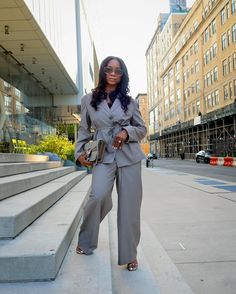 Cozy up during the colder months with these warm and chic business casual outfit ideas. Business Casual Outfit Ideas, Stylish Business Casual