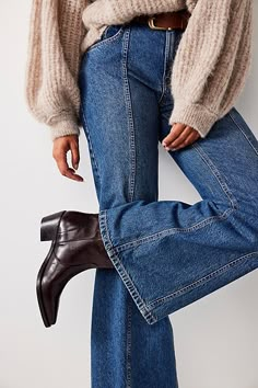 Blue Jeans And Brown Boots, Woman Styles Fashion, Adult Fashion Woman, Style Winter Boots, Early 1990s Fashion Women, Brown Pointed Boots Outfit, Free Spirit Chic, Womens Date Night Outfits, Old Money Feminine Style