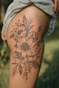 Detailed black and grey floral tattoo on a person's thigh. Woman Hip Tattoo, Unique Thigh Tattoos, Thigh Tattoo Women, Upper Thigh Tattoos, Thigh Tattoos For Women, Family Tattoo Ideas, Garter Tattoo, Thigh Tat, Floral Thigh Tattoos