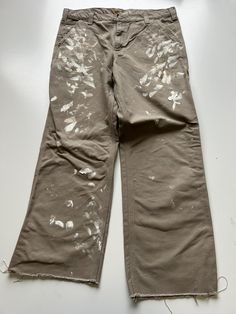 Mens Carhartt Baggy Carpenter Workwear Trouser / Pants 1990s vintage  Baggy Fit  Zip Fly  Light Brown Waist 36 inch Leg Length 30 inch **Sizes are exact measurement of the jean and may differ from the tag size** Please note due to the nature of these being workwear jeans there will be cool signs of fraying / paint and fading marks. All adding to the character of the piece** Item in great workwear condition overall Mens Carpenter Pants Outfit, Brown Carpenter Pants Outfit Men, Vintage Workwear Pants, Mens Carpenter Jeans, Vintage Carpenter Pants, Pantalon Carhartt, Workwear Jeans, Carpenter Pants, Workwear Trousers