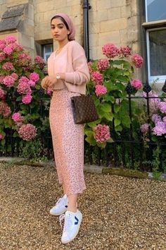 Ditzy Skirt Outfits, Modest Cool Outfits, Summer Hajib Fashion, Hijabi Floral Dress, Modest Fashion Outfits Summer, Hijabi Feminine Style, Modest Outfits Ideas, Cute Modest Outfits Summer, How To Style Knitwear