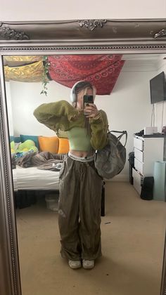 Green Parachute Pants Outfit Y2k, Cute Parachute Pants Outfits, Outfit Inspo Baggy Pants, Y2k Outfits Green Pants, Baggy Outfit Ideas Street Styles, Baggy Parachute Pants Outfits, 90s Parachute Pants Outfit, Fits With Parachute Pants, Fit Inspo Baggy Clothes Summer