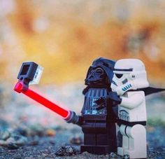 there is a lego darth vader and stormtrooper on the ground with text that reads segui i lato oscuro del selfie con l'atta