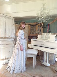 Lovely cotton print dress from the 1860s. This dress has many wounds and repairs. I made a new cotton lining for the shoulder parts because the fabric was weak.  Also the old print (seed pattern) got so many holes, that I have to say: this dress is not wearable. Both sleeves have piping at the shoulders, and in the waist you see many pleads.  The bodice has a very small cotton lining, and this one has dark spots.But these are not visible while wearing or exposing. The dress has some of oxygen st Vintage Beige Cotton Prairie Dress, Old Dresses Vintage, 1860s Fashion, Old Dress, Calico Dress, 1860s Dresses, Fur Dress, White Flower Dress, Old Dresses