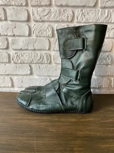 In our shoes you will feel lightness and comfort. We offer great quality! Green Flat Heel Winter Boots, Ninja Shoes, Wrestling Boots, Tabi Shoes, Funky Shoes, Funky Outfits, Shoes Photo, Costume Shoes, Canvas Boots