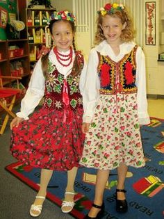 Costumes1 Multicultural Festival Ideas, International Festival At School, Teacher Outfits Preschool, International Party, Teacher Outfits Professional, Spring Fair, Festival Ideas