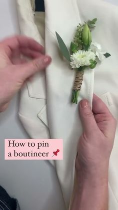 How To Tie A Boutonniere, How To Pin Boutonniere, Pinning A Boutonniere, Diy Groom Boutonniere, Buttoniere Diy, Homecoming Boutonniere, How To Make A Boutineer, Bootinterieur Wedding Diy, How To Pin A Boutonniere On A Shirt