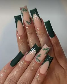 Winter Nails Acrylic Dark Green, Christmas Nails Coffin Shape Green, Long Nails For Christmas, Green Nails With Snowflake Design, Xmas Inspired Nails, Shiny Emerald Green Nails, Hunter Green And White Nails, Christmas Color Nail Ideas, Winter Nails Dark Colors