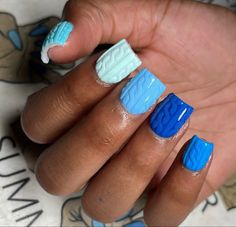 Short Acrylic Nails Christmas Designs, Short Christmas Nail Designs Blue, White And Blue Short Nails, Winter Nail Sets Short, Fall Winter Nail Ideas, Short Square Nail Designs Fall, Sweater Nails Short, Sweater Effect Nails, Winter Nails Short Square