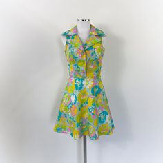 Vintage 60s floral mini dress. The short dress has a floral pattern in pink, blue, green, yellow. The dress has a button closure on the top, is sleeveless and has a flared skirt. Fabric: There are no fabric labels, but in my opinion it is polyester Size: There is no size label, but I think it is right for XS/S. You see it on a size S mannequin MEASURES Shoulder: 32cm/13.3" Chest: 44cm / 17.3" (flat) Waist: 34cm / 13.3" (flat) Basin: 49cm / 19.2" (flat) Length: 84cm/33" The dress is in excellent 70s Outfits Ideas, 1960s Mini Dress, 60s Mini Dress, Vintage Skirt Suit, Pink And Blue Dress, Etsy Clothes, 60s Floral, 1960s Dresses, 1960's Fashion