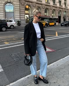 Discover the perfect casual summer outfit! A basic white t-shirt paired with a black blazer and blue denim, combined with a Bottega Veneta bag and elegant black shoes. Effortlessly chic and perfect for any day in the city. Pin now for your fashion inspiration! #SummerOutfit #CasualChic #FashionInspo #WomensFashion #CityStyle Adidas Shoes Outfit, Black Blazer Outfit, Blazer Outfits Casual, Loafers Outfit, Blazer Casual, Looks Party, Blazer Jeans