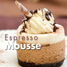 an ice cream sundae with chocolate and vanilla on top is featured in the spanish version of espresso mousse