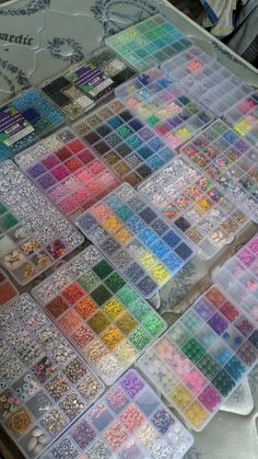 many different colors of beads are on the table