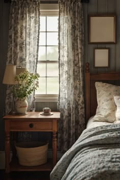 Cozy Bedroom Ideas Vintage Cottage Style, Vintage Cottage Bedroom Ideas, Vintage Farmhouse Bedroom Ideas, Cottage Master Bedrooms Decor, English Cottage Bedroom Ideas, English Farmhouse Bedroom, Vintage Cottagecore Bedroom, Vintage Farmhouse Aesthetic, Vintage Cottage Bedroom