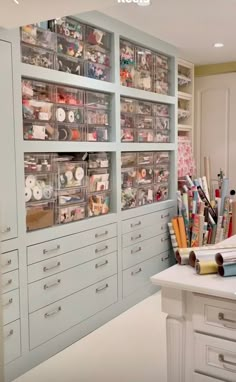 Garage Craft Room Ideas Diy, Arts And Crafts Room Ideas, Aesthetic Craft Room, Modern Craft Room, Ultimate Craft Room, Hobby Room Design, Arts And Crafts Room, Sustainable Living Room