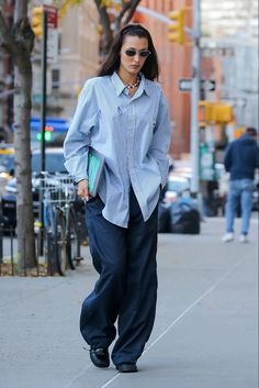 Bella Hadid button down shirt and baggy track pants outfit, november 1, 2021 Baggy Track Pants Outfit, Baggy Shirt Outfit, Baggy Track Pants, Track Pants Outfit, Dress Over Pants, Baggy Dresses, Outfits Con Jeans, Winter Pants Outfit, Models Off Duty Style