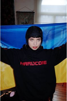 Die ukrainische DJ, ALIS im schwarzen Hardcore Hoodie von Ravemore Berlin. 🇺🇦 Bicycle Pants, Oversized Hoodie