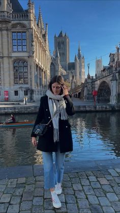 Eroupe Travel Outfit Winter, Germany Winter Outfits Women, Winter Outfits Women Europ, Winter In Italy Fashion, Euro Trip Outfits Winter, Paris Sneakers Outfit, Switzerland Autumn Outfit, Winter Outfits In France, London Outfit January