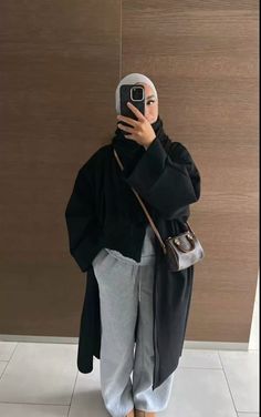 Hijabi Joggers Outfit, Outfit Ideas Hiver, Street Hijab Fashion Casual, Hijabi Winter Outfits, Outfit Jogging, Hijab Outfit Ideas, Modest Winter Outfits, Jogging Outfit, Estilo Hijab