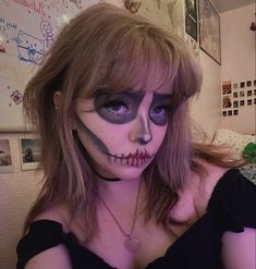 super epic skeleton halloween makeup 📢 #skeleton #skull #halloweenmakeup #halloween #eyeliner #aesthetic Skeleton Costume Hair Ideas, Skeleton Eyeliner Makeup, Face Paint Looks Halloween Makeup, Skull Makeup For Halloween, Gem Skeleton Makeup, Skeleton Makeup Half Face Simple, Jeweled Skeleton Makeup, Skeleton Makeup Masc, Cool Skeleton Costume