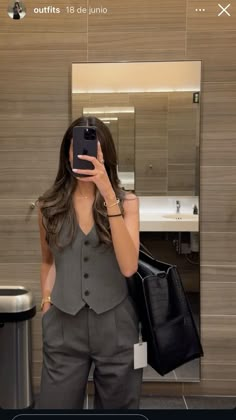 Corporate World Aesthetic, Corporate Bags Women, Corporate Women Aesthetic, Classy Restaurant Outfit, Stylish Mirror Selfie, Corporate Aesthetic Woman, Tiana Pfp, Architect Style Outfits, Workplace Outfits