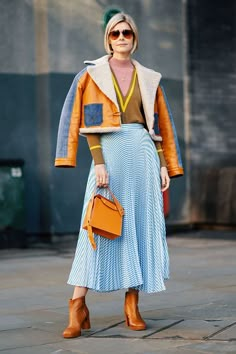 London Fashion Week Street Style 2019 London Uk Outfits, London Fashion Week Street Style, London Fashion Weeks, Elegante Casual, Looks Street Style, Lv Handbags, Outfit Trends, Cool Street Fashion, Fashion Week Street Style