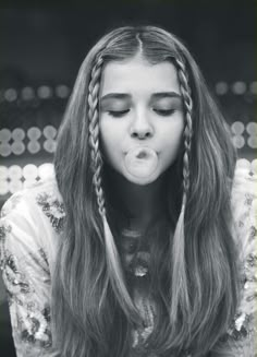 ☠☾Pinterest : XarideeX☽☠ 90’s Hairstyles, 70s Hair, 90s Hairstyles, Blowing Bubbles, Chloe Grace, Spring Hairstyles, Grunge Hair, Aesthetic Hair, Hair Dos