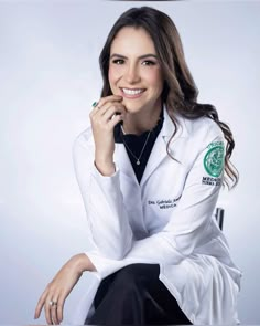 Business Portraits Woman, White Coat Ceremony, Doctor Graduation, Graduation Photography Poses, Graduation Poses, Corporate Portrait, Graduation Picture Poses, Graduation Photography, Medical Design