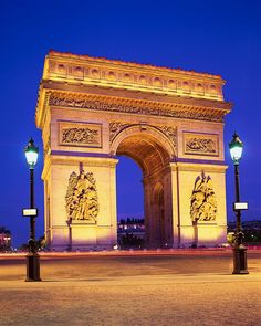 the arc triumph in paris lit up at night