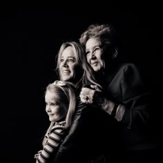 drie generaties Grandma Mother And Daughter Photos, 3 Generations Photography, Generational Portrait, 3 Generation Pictures Ideas Women, Family Photo Black And White, Generations Photoshoot, Generational Photoshoot, Four Generation Pictures, Family Generation Photography