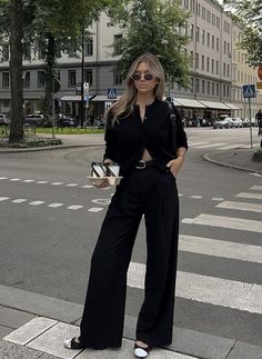 Extra Long Cardigan Outfit, Black Linen Pants Outfit Fall, Linen Pants Outfit Fall, Black Cardigan Outfits, Chunky Cardigan Outfit, Cardigan Outfit Work, Black Cardigan Outfit, Black Trousers Outfit, Friendsgiving Outfit