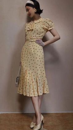 1950s Outfits, Look Retro, Dress Closet, 40s Fashion, Vintage Inspired Outfits, 1940s Fashion, Pale Yellow