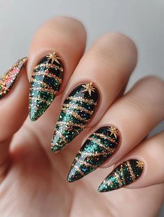 Christmas Tree Nails: Festive Holiday Nail Art Ideas for a Glamorous Look Christmas Metallic Nails, Nye Glitter Nails, Sparkly Green Christmas Nails, Christmas Nails Design Ideas, Green New Years Nails, Gold Xmas Nails, Nails Glitter Christmas, Christmas New Years Nails, Christmas/new Years Nails