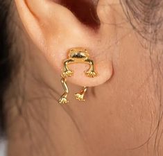 Love frogs? These cute little golden frogs will hug your ears and hangout with you all day! Frog Cartilage Earring, Frog Hot Topic Jewelry, Frog Necklace Cute, Frog Stud Earrings, Golden Frog, 3d Earrings, Frog Earrings, Frogs, Jewelry Earrings Studs