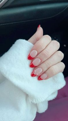 Christmas Nails Red French Tip With Bow, Holiday Nails Bow Red, December Nails Red French Tip, Red French Tip Nails For Christmas, White Tip Red Bow Nails, Cute Simple Christmas Nails Acrylic, Christmas Nails French Tip With A Bow, Cute Winter Nail Designs Simple, White French Tip Holiday Nails