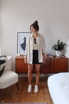 Shorts Shirt Outfits Women, Green Boyfriend Shirt Outfit, Farmers Market Outfit Summer Plus Size, Summer 2023 Outfits Curvy, Minimalist Summer Outfits 2023, Linen Shirt Styling, Chill Bar Outfit Summer, Linen Shirt Over Dress, Minimalistic Outfits Summer