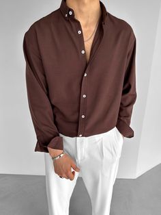 OVERSIZE UNICOLOR BASIC SHIRT BROWN Einfarbiges, langärmliges Basic-Hemd: Dein Schlüssel zu schickem, zeitlosem Stil. Vielseitig kombinierbar und immer im Trend – jetzt entdecken! Model: 188 cm | 80 Kg | LMaterial Oberstoff: 100% Polyester• Langarmhemd mit Kragen und durchgehender Knopfleiste• Unisex und Unicolor mit Ärmelabschluss durch Knöpfe• Gemütliches Sommerhemd und angenehmer TragekomfortEnjoy your shopping and fast delivery! 🕊