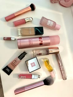 Designer Makeup Products Aesthetic, Aesthetic Makeup Products Pics, Cute Makeup Kit Aesthetic, Soft Girl Makeup, Princesscore Makeup Products, Natural Summer Makeup, Freckles Makeup, Pink Makeup Collection Aesthetic