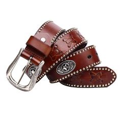 Experience the fusion of tradition and modernity with the Chumani Western leather belt. Rivets and medallions highlight its unique character, while the silver buckle with classic patterns impresses with its visual presence. Add a touch of style to your wardrobe with this distinctive accessory. Punk Belt, Western Leather Belt, Belt Luxury, Cowboy Belt, Belt For Men, Tabletop Accessories, Cowboy Style, Western Leather, Unique Bags