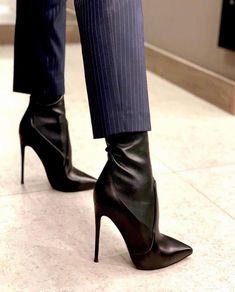 Dr Shoes, Shoes Heels Classy, Heels Classy, Shoe Inspo, Aesthetic Shoes, Carrie Bradshaw, Mode Inspo, Pretty Shoes, Dream Shoes